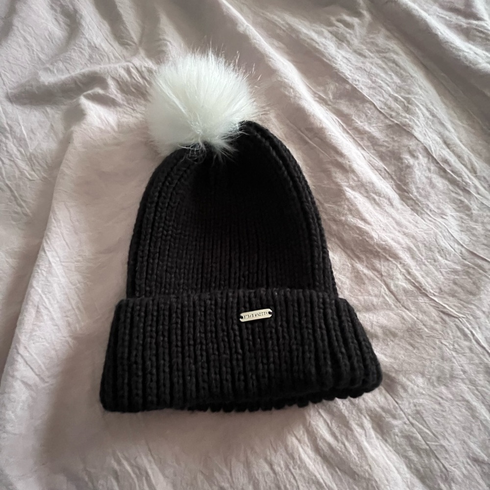 Cute Steve Madden black winter beanie!